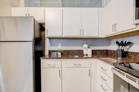 Cozysuites - 2Br With Direct Skybridge Access #1 インディアナポリス エクステリア 写真