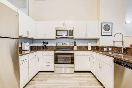 Cozysuites - 2Br With Direct Skybridge Access #1 インディアナポリス エクステリア 写真