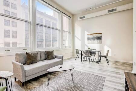 Cozysuites - 2Br With Direct Skybridge Access #1 インディアナポリス エクステリア 写真